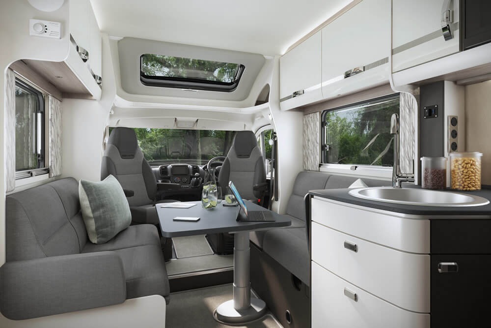 2025 Escape 694 Front Lounge